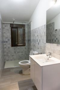 耶斯特Casa rural Mirador del Río Tus, en Yeste的浴室配有卫生间、盥洗盆和淋浴。