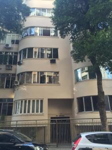 里约热内卢LADO DO METRÔ COPA 4 quartos的公寓大楼前面设有停车位。