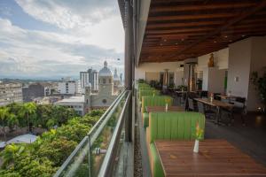 佩雷拉索拉塔玛酒店的设有带桌椅的市景阳台。