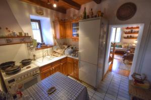 马克里尼撒Archondiko Zafeiridi的厨房配有白色冰箱和炉灶。