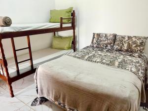南圣弗朗西斯科Recanto Monte Trigo的一间卧室配有两张双层床和一张床