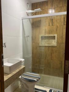 圣阿马鲁Dunas residence casa 15- Lençois Maranhense的带淋浴、卫生间和盥洗盆的浴室