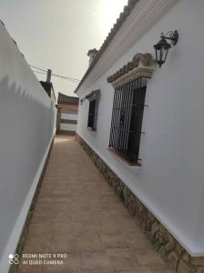 奇克拉纳－德拉弗龙特拉Casa La Alquería的一条带走道的白色建筑走廊