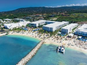 蒙特哥贝Riu Palace Jamaica - Adults Only - All Inclusive Elite Club的海滩空中景色,水中有一条船