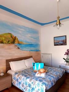 泰拉奇纳Casa Laura的一间卧室配有一张壁画床