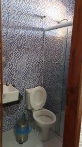 图托亚Pousada Farol da Barra的浴室配有卫生间、淋浴和盥洗盆。