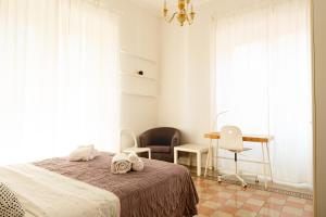 罗马Luxury Borghese Magnolia Suite的一间卧室配有一张床、一张桌子和一把椅子