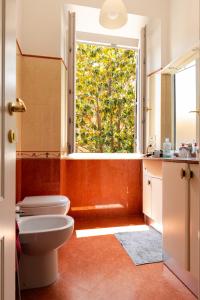 罗马Luxury Borghese Magnolia Suite的一间带卫生间的浴室和大窗户