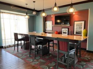 PearsallStudio 6 Suites Pearsall TX的厨房设有带椅子和灯的大酒吧