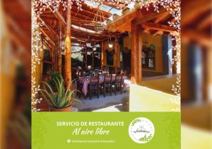 Carmen de ViboralVista Hermosa Eco Hostal的餐厅设有一座带桌椅的庭院
