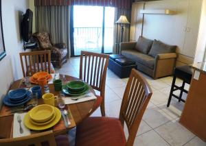 圣徒皮特海滩Island Gulf Resort, a VRI resort的一间带桌椅的客厅和一间客厅。