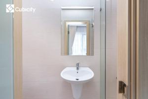 胡志明市Cubicity Hidden House的一间带水槽和镜子的浴室