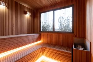 圣保罗Charlie Hotel Atmosfera Paulista的木制房间中带窗户的桑拿浴室