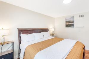 圣巴巴拉Goleta Getaway的一间卧室配有一张大床和木制床头板