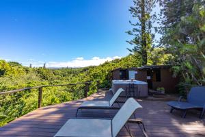 HueloGardenia Room on Tropical Lush Farm in Haiku, Maui的一个带长椅和桌椅的甲板