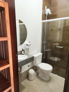 圣若昂-巴蒂斯塔-杜格罗里亚Pousada Luz de Candeia的浴室配有卫生间、盥洗盆和淋浴。