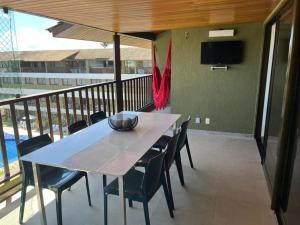 嘎林海斯港Flat Duplex - Muro Alto Malawí的阳台配有电视和桌椅