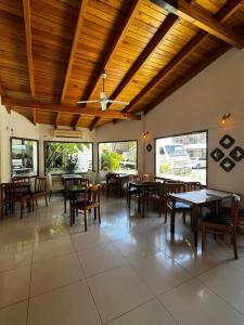 费德拉西翁拉卡索纳酒店的用餐室设有桌椅和窗户。