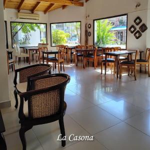 费德拉西翁拉卡索纳酒店的餐厅设有桌椅和窗户。
