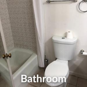 里奇菲尔德Nights Inn - Richfield的浴室配有白色卫生间和浴缸。