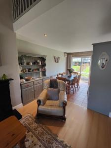 基拉尼Old Killarney的带沙发和桌子的客厅以及厨房。