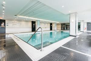 列治文山Cozy & Contemporary Suite - Easy Access to Everything的大楼内的大型游泳池