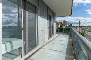 列治文山Cozy & Contemporary Suite - Easy Access to Everything的享有街道景致的阳台