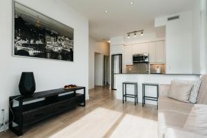 列治文山Cozy & Contemporary Suite - Easy Access to Everything的客厅配有沙发和桌子