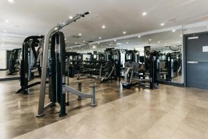列治文山Cozy & Contemporary Suite - Easy Access to Everything的健身房,配有许多跑步机和机器