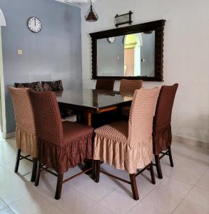 Bandar Baru BangiHomestay FourSeasons @ Bandar Baru Bangi的餐桌、椅子和镜子