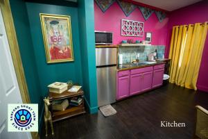 桑福德Boho Nights的厨房拥有粉红色和紫色的墙壁