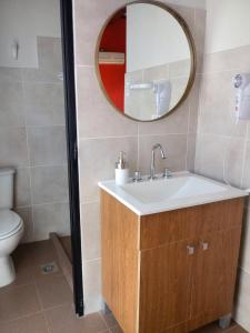 瓜伊马延Rodando x Mendoza的一间带水槽和镜子的浴室