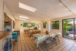 HueloPlumeria Room on a Lush Farm on Maui's North Shore的厨房以及带桌椅的用餐室。