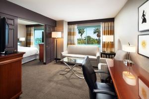 波莫纳Sheraton Fairplex Suites & Conference Center的酒店客房设有床和客厅。