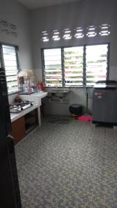 怡保IPOH Homestay的客房设有带2扇窗户和1张书桌的厨房。