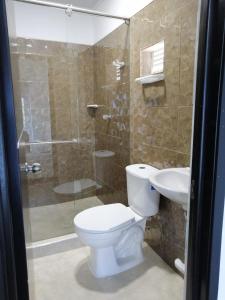TauramenaHOTEL LA CASONA的浴室配有卫生间、盥洗盆和淋浴。