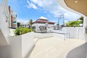 长滩岛Blue Suites Boracay的房屋的阳台享有风景。