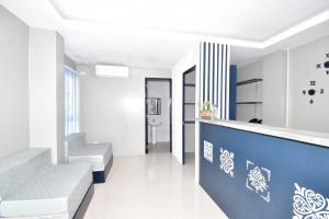 长滩岛Blue Suites Boracay的白色和蓝色的厨房设有楼梯和柜台