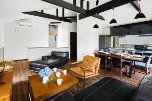 白马村Mizuho Chalets by Hakuba Hospitality Group的客厅配有沙发和桌子