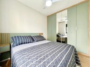圣保罗Apartamento Espaçoso e Aconchegante na Bela Vista的一间卧室配有一张带蓝色棉被的床