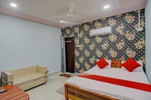 DānāpurOYO Flagship Dream Mahal Guest House的一间卧室配有一张床,卧室配有长凳