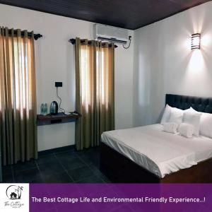 锡吉里亚The Cottage Sigiriya的一间卧室配有床,享有环保体验