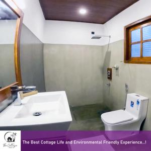 锡吉里亚The Cottage Sigiriya的浴室配有白色卫生间和盥洗盆。