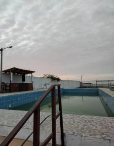 索里托斯Bamboleo Club Zorritos的游泳池旁设有木栅栏