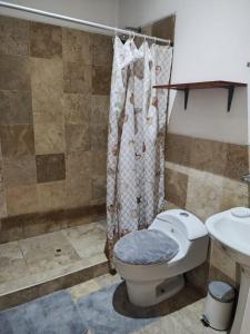 索里托斯Bamboleo Club Zorritos的一间带卫生间和水槽的浴室