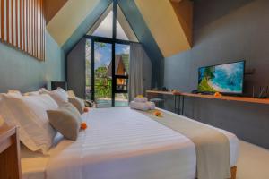 坎古Le Cielo Resort Umalas by Maviba的卧室设有一张大白色的床和大窗户
