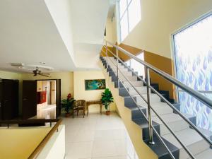 蕉赖蕉赖太阳之星酒店 - 巴拉孔的走廊上的楼梯间