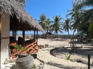 内布拉拉VILLA LANGIT TEDUH ROTE的棕榈树掩映的海滩上的度假村