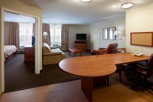 圣安东尼奥安东尼奥西南部烛木套房酒店（近海洋世界）的酒店客房设有一张桌子和一间卧室。