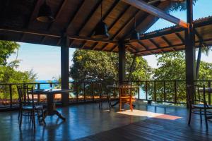 刁曼岛Japamala Resort by Samadhi - Adults Only的露台设有桌椅